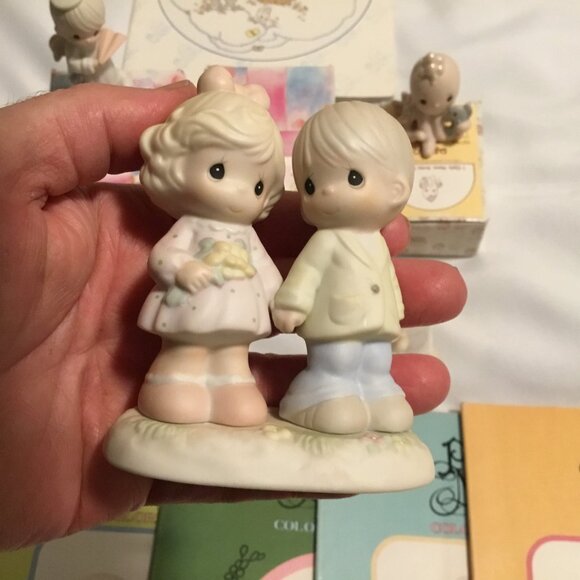 Lot of 5 Precious Moments Porcelain Figurines Enesco, 6 Color Books, 1 X Stich - Picture 9 of 10